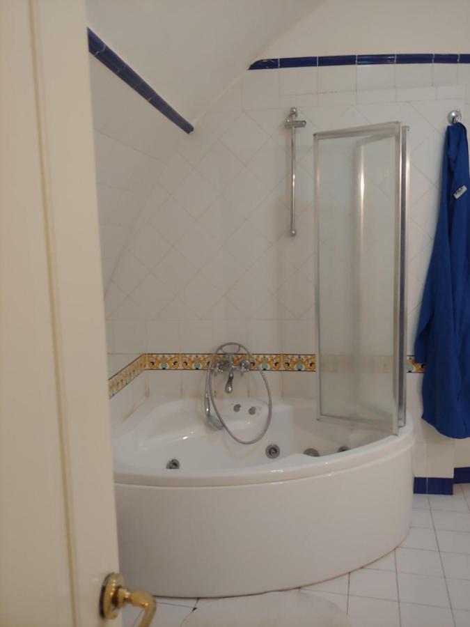 La Casa Di Francesca Hotel Napoli Bagian luar foto